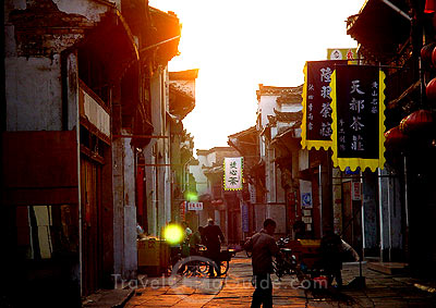 Tunxi:  Town Scene