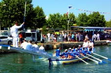 The Frontignan Blue Team start rowing